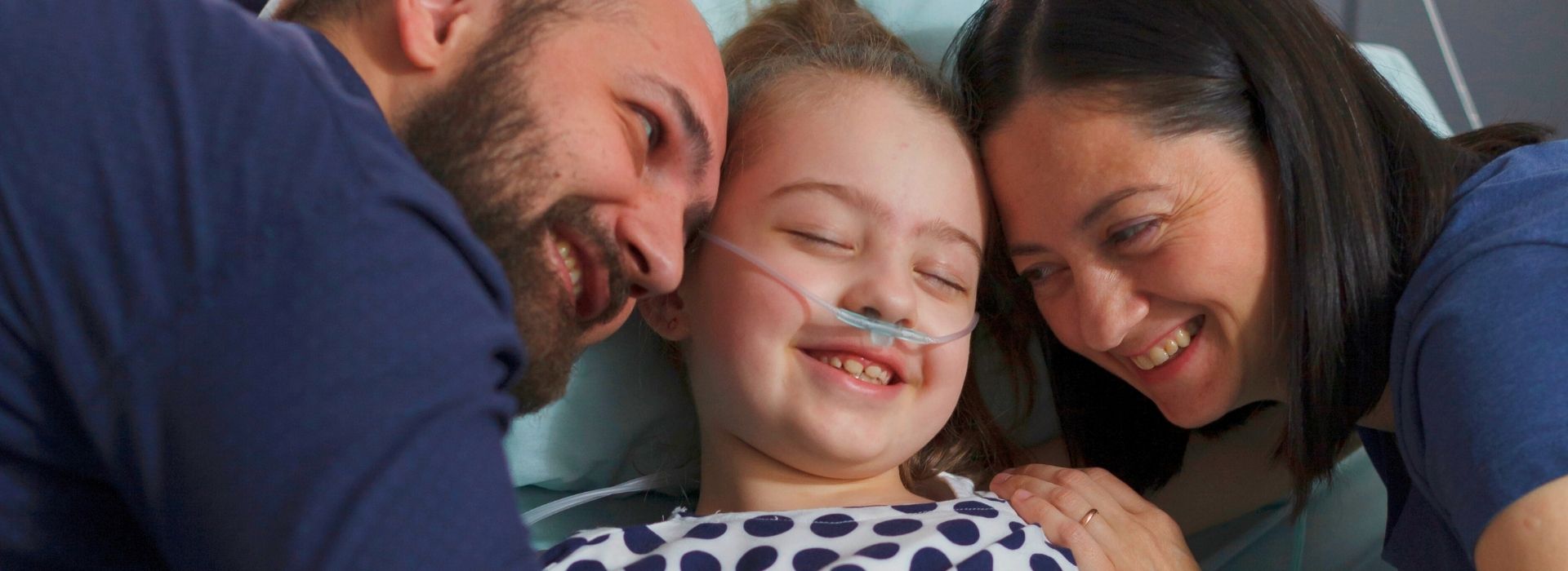 Fundación sin ánimo de lucro en Bogotá brindando atención médica gratuita a niñas en edad escolar junto a su padre.Niñas reciben atención médica en compañía de su papá gracias al apoyo de Fundación Liloe en Bogotá, garantizando el acceso a la salud para menores vulnerables.